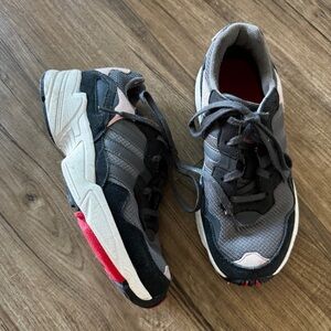 Adidas sneakers size 7 gray